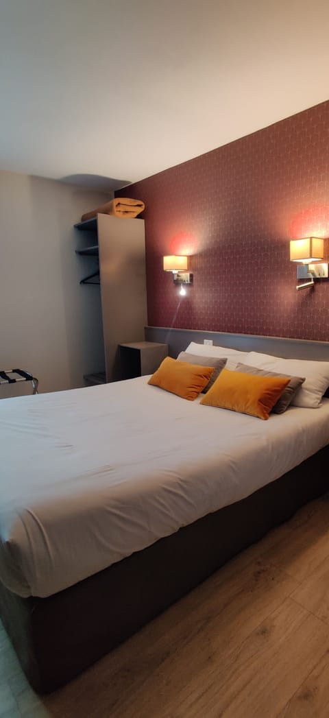 Economy Double or Twin Room, Multiple Bedrooms | Desk, blackout drapes, free WiFi, bed sheets