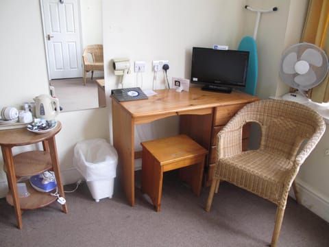 Double Room | Desk, iron/ironing board, free WiFi, bed sheets
