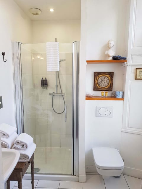 Traditional Double Room | Bathroom | Shower, designer toiletries, hair dryer, bathrobes