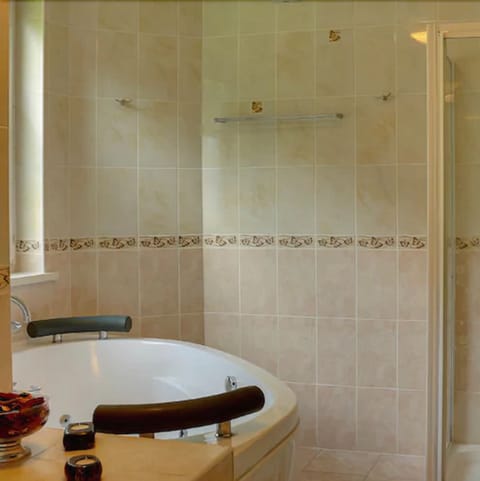 Combined shower/tub, hair dryer, towels