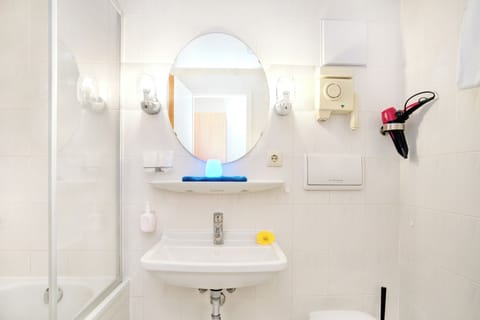 Triple Room | Bathroom | Hair dryer, towels