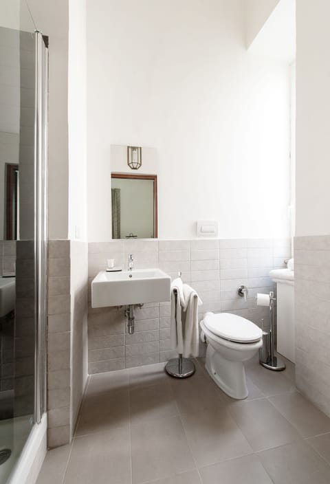 Shower, free toiletries, hair dryer, bidet