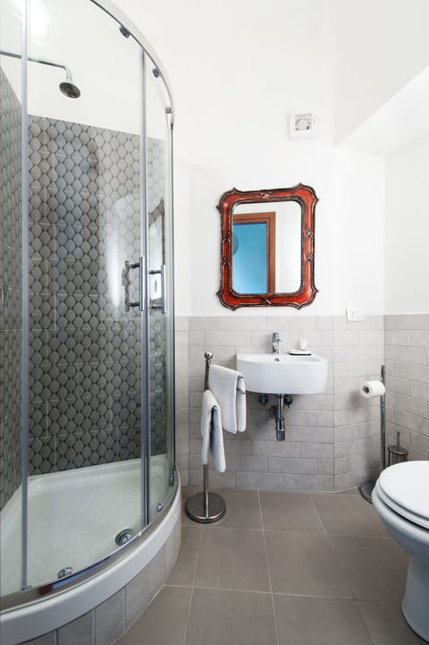 Deluxe Double Room, 1 Double Bed, Private Bathroom | Bathroom | Shower, free toiletries, hair dryer, bidet