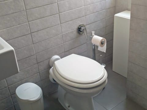 Economy Triple Room, 1 Bedroom, Private Bathroom | Bathroom | Shower, free toiletries, hair dryer, bidet