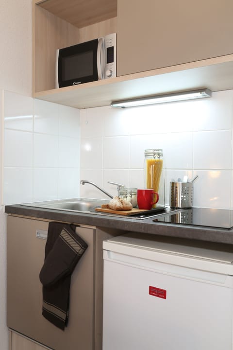 Studio Suite, Accessible | Private kitchenette | Fridge, microwave, stovetop, electric kettle