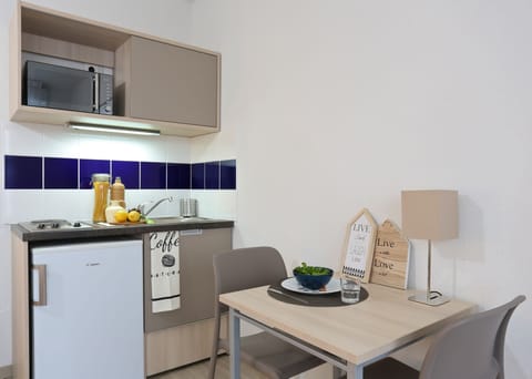 Studio | Private kitchenette | Fridge, microwave, stovetop, electric kettle