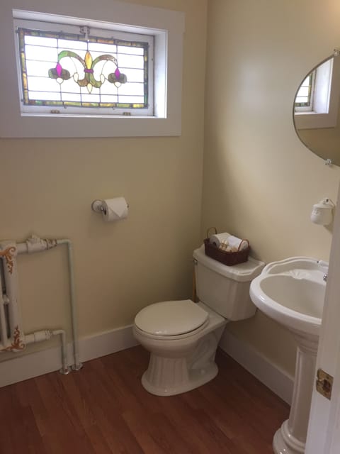 Suite, Multiple Beds (Gabriel) | Bathroom | Combined shower/tub, free toiletries, hair dryer, towels