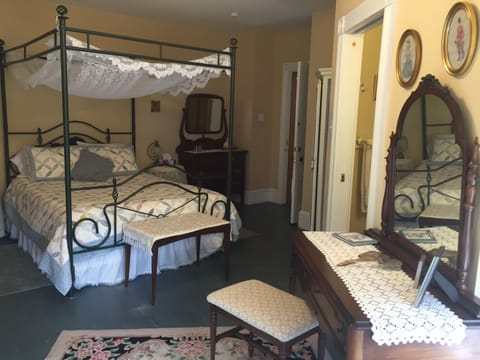 Standard Room, 1 Queen Bed (Evangeline) | Iron/ironing board, free WiFi