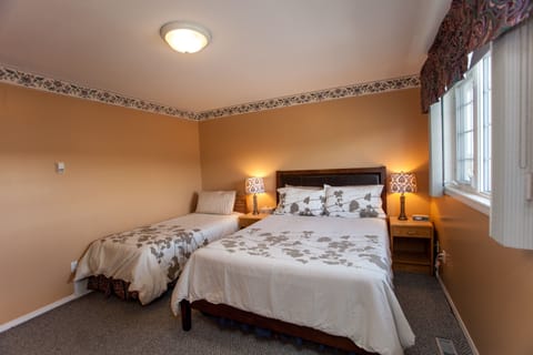 Deluxe Room, 1 Queen Bed | Egyptian cotton sheets, premium bedding, down comforters, pillowtop beds