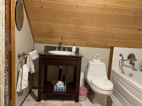Classic Suite, 1 Bedroom | Bathroom | Free toiletries, towels