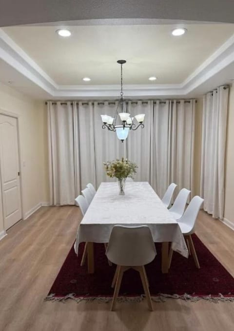 1ee04213761bc144ccdf4324ccf7e78c-uncropped_scaled_within_1536_1152