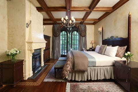 Luxury Suite, Balcony | Premium bedding, desk, iron/ironing board, free WiFi