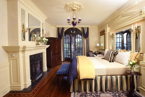 Luxury Suite, Balcony | Premium bedding, desk, iron/ironing board, free WiFi
