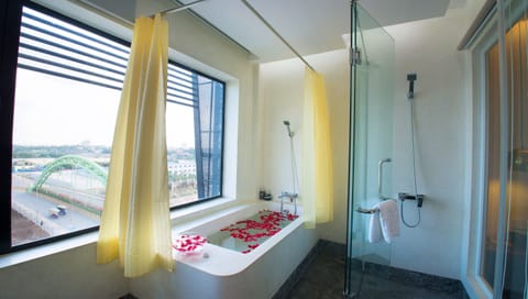 Deluxe Double - River View (Mekong) | Bathroom shower