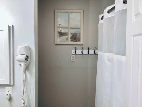 Shared bathroom with shower/tub combo