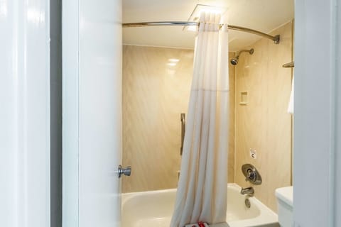 Standard Room, 2 Double Beds, Non Smoking | Bathroom | Combined shower/tub, deep soaking tub, rainfall showerhead