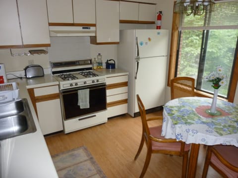 Standard Condo, 1 Bedroom | Private kitchen | Fridge, microwave, stovetop, dishwasher