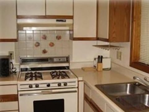 Standard Condo, 2 Bedrooms (1.5 bathrooms) | Private kitchen | Fridge, microwave, stovetop, dishwasher