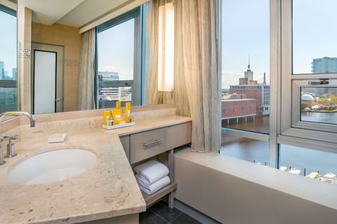 Deluxe Room, 1 King Bed (Panorama) | Bathroom | Free toiletries, hair dryer, towels, soap