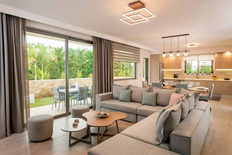 Bright and Cozy Lounge with Scenic Garden Views