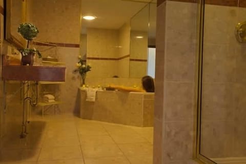 Ledgemere Suites 1 King, 2 Queen Sleeper with Full Bath | Bathroom | Free toiletries, hair dryer, towels