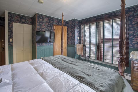 Main Inn 1 Queen with Full Bath | Individually decorated, individually furnished, iron/ironing board