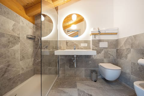 Deluxe Triple Room, Private Bathroom | Bathroom | Shower, free toiletries, hair dryer, bathrobes