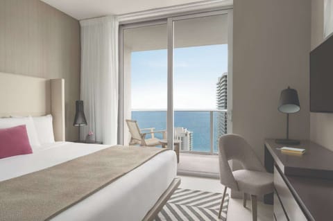 2 Bedroom Oceanview/Poolview Suite Master King Bedroom