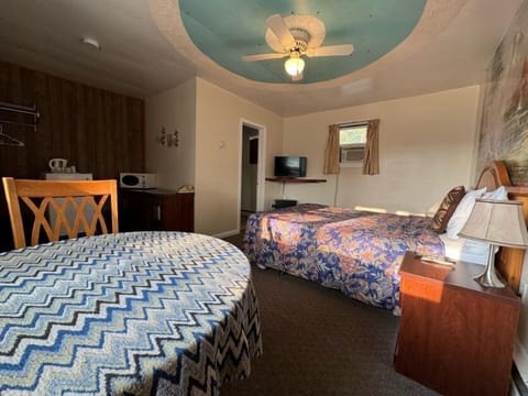 Standard Room, 1 Queen Bed | Desk, soundproofing, rollaway beds, free WiFi