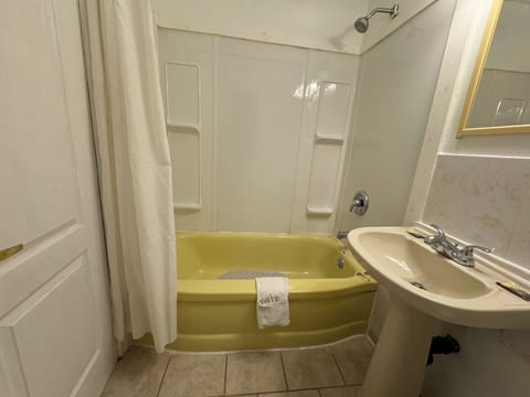 Standard Room, 1 Queen Bed | Bathroom | Combined shower/tub, hair dryer