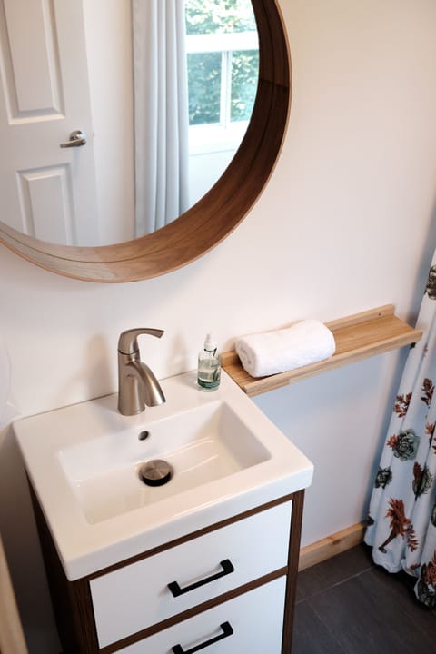 Chambre privée avec avec vue, salle de bain et lit queen, 304 | Bathroom | Free toiletries, hair dryer, towels, soap