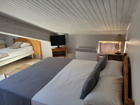 Chambre Double Mansardée | Blackout drapes, iron/ironing board, free WiFi, bed sheets