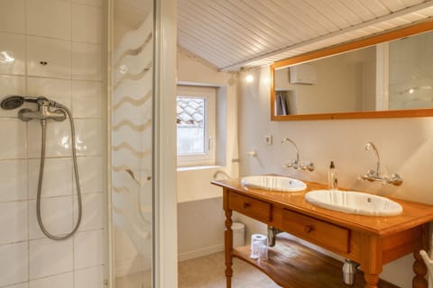 Quadruple Room | Bathroom | Shower, free toiletries, towels