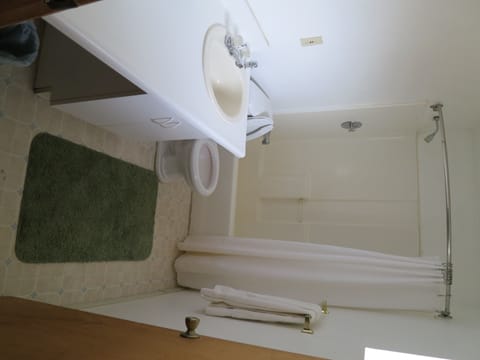 House, 1 Bedroom | Bathroom | Combined shower/tub, towels