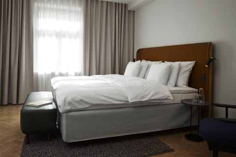 Art Deco Suite | Premium bedding, in-room safe, desk, blackout drapes