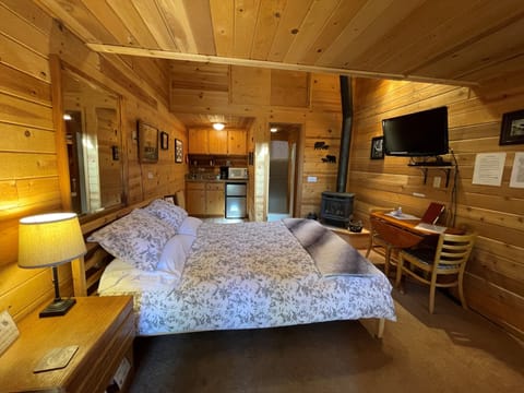 Cabin, 1 Queen Bed (Bears Den) | Individually decorated, individually furnished, free WiFi, bed sheets