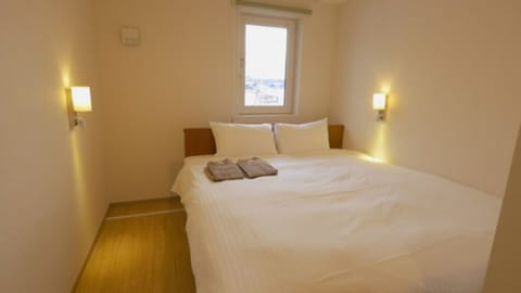 Double or Twin Room, Non Smoking | In-room safe, desk, free WiFi, bed sheets
