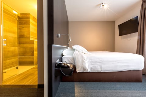 Premium Double or Twin Room | Minibar, in-room safe, laptop workspace, blackout drapes