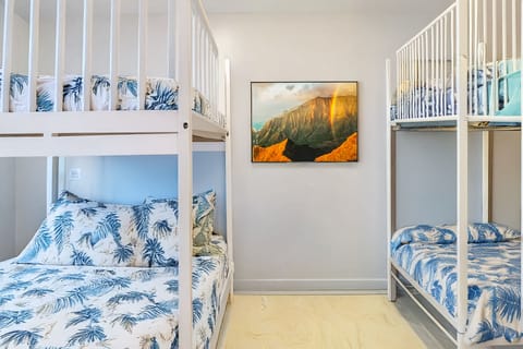 Kid-approved bunk room for vacation sleepovers (Bedroom 5)