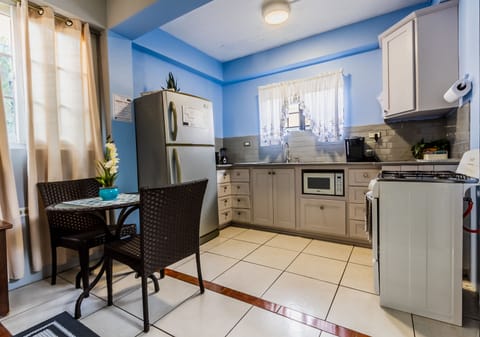 Deluxe Studio Suite, Kitchen | Private kitchen | Full-size fridge, microwave, stovetop, coffee/tea maker