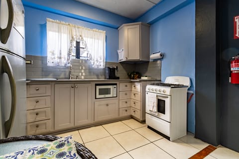 Deluxe Studio Suite, Kitchen | Private kitchen | Full-size fridge, microwave, stovetop, coffee/tea maker