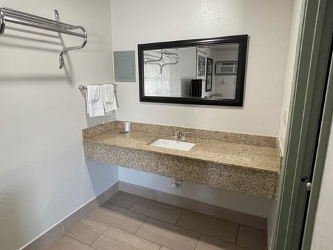 Standard Single Room, 1 King Bed | Bathroom | Combined shower/tub, towels