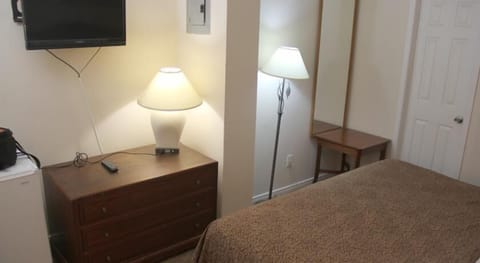 Room, 1 King Bed | Iron/ironing board, free WiFi, bed sheets