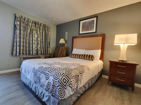 Classic Room, 1 Queen Bed | Desk, laptop workspace, iron/ironing board, free WiFi