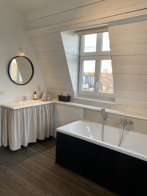 Deluxe Double Room | Bathroom | Hair dryer, towels, soap, shampoo