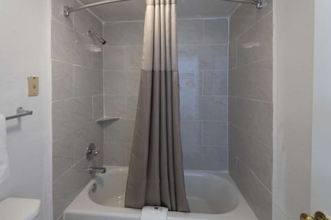 Combined shower/tub, towels