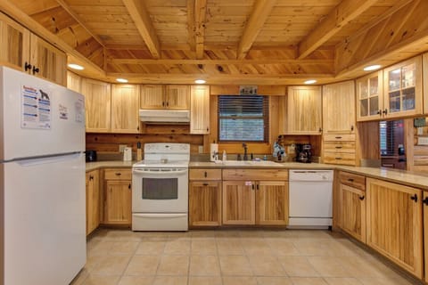 Raccoon Heaven's fully-equipped kitchen