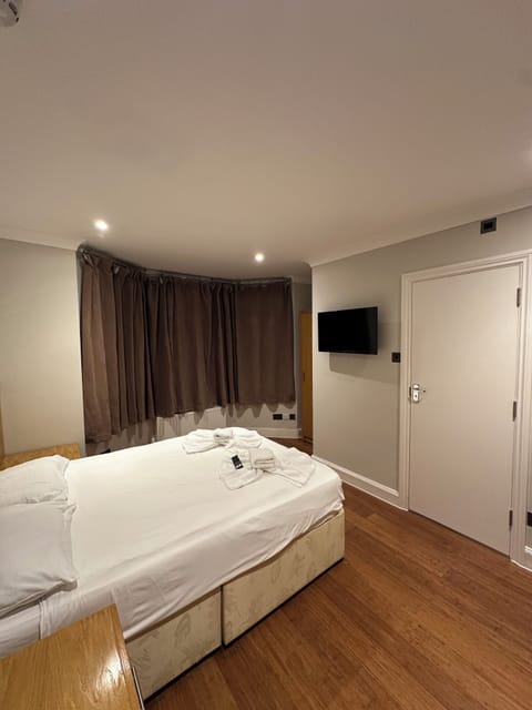 Deluxe Double Room | Desk, bed sheets