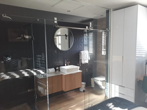 Luxury Studio, 1 Queen Bed | Bathroom | Shower, free toiletries, hair dryer, towels