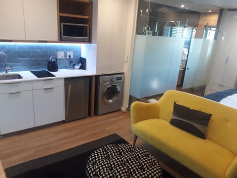 Luxury Studio, 1 Queen Bed | In-room safe, desk, laptop workspace, soundproofing